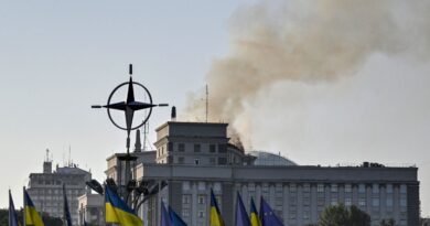 Guerre en Ukraine : le siège du gouvernement incendié après une attaque aérienne russe