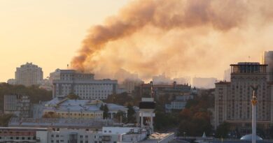 Guerre en Ukraine : les Russes bombardent dans la nuit, le siège du gouvernement ukrainien incendié dans l’attaque