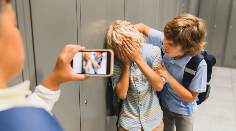 Harcèlement et cyberharcèlement scolaire : comment agir et où trouver de l’aide ? - RTBF Actus
