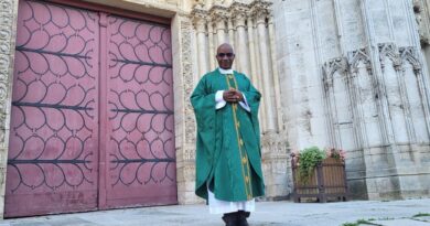 Il est le nouveau visage du catholicisme dans le Mantois : qui est le père Modeste ?