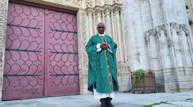 Il est le nouveau visage du catholicisme dans le Mantois : qui est le père Modeste ?