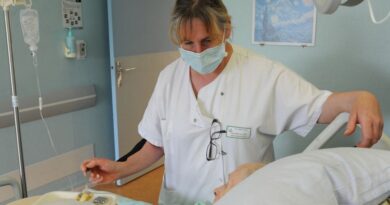"Ils ne prennent qu'une douche par mois". Un centre de gérontologie sous le coup d'une procédure pour danger grave et imminent