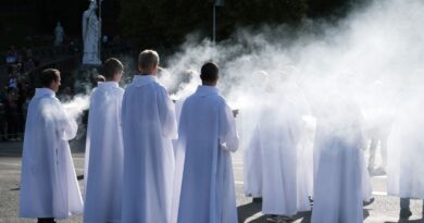 « Ils veulent de la prière et de la transcendance » : qui sont les jeunes qui s’engagent dans la vie religieuse ?