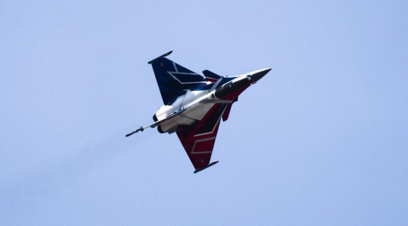 Incursion de drones russes en Pologne : la France mobilise trois Rafale pour "contribuer à la protection de l'espace aérien polonais", annonce Emmanuel Macron