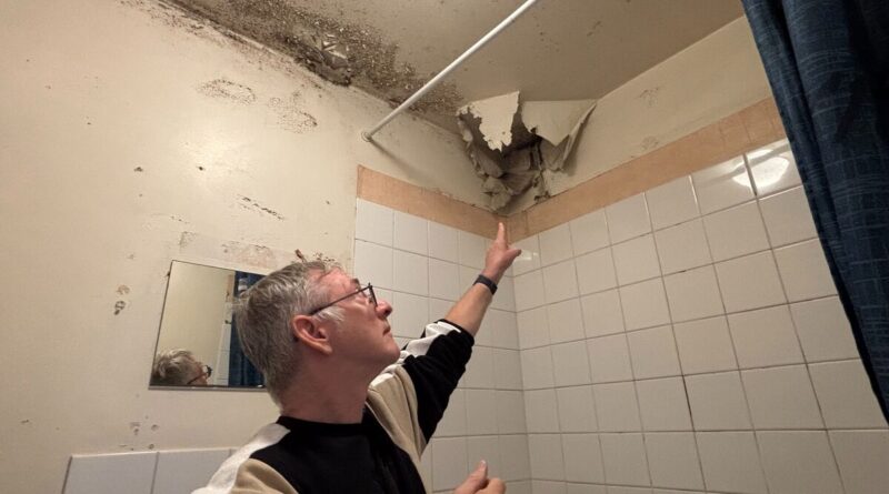Infiltrations d’eau, plancher qui penche, amiante… À Noisy-le-Grand, le calvaire des locataires de la Piazza
