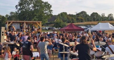 Insolite dans l'Eure : un bar monté sur un tracteur attire des centaines de fêtards
