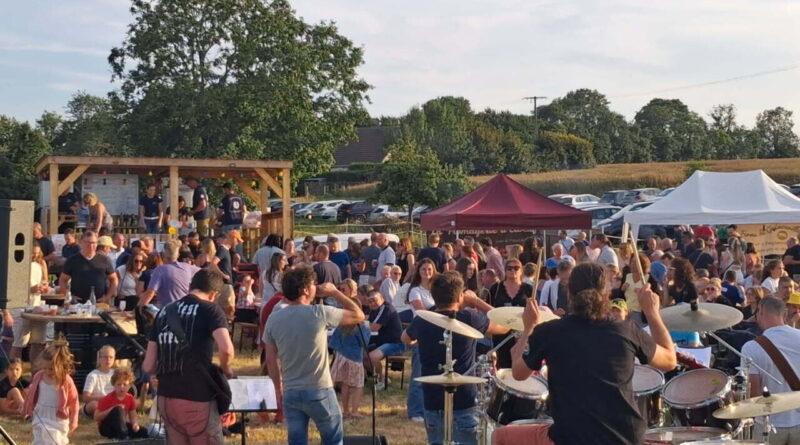 Insolite dans l'Eure : un bar monté sur un tracteur attire des centaines de fêtards