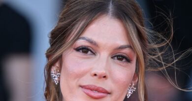 Iris Mittenaere (Miss Univers) dévoile son corps de rêve dans cette robe entièrement transparente
