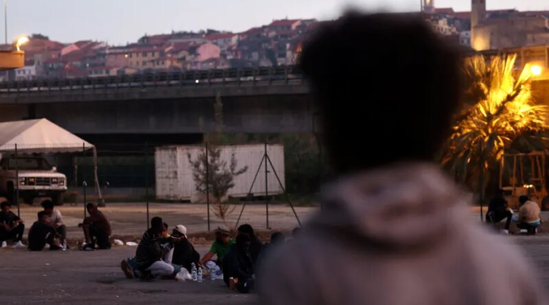 "J'ai le soutien du gouvernement" : à Vintimille, une mise en scène sécuritaire avec l'évacuation d'un camp de migrants à la pelleteuse