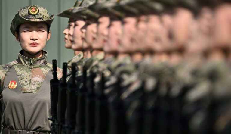 La Chine est "inarrêtable", dit le président Xi devant Poutine et Kim