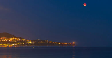 La Lune rouge se lève à l’heure bleue