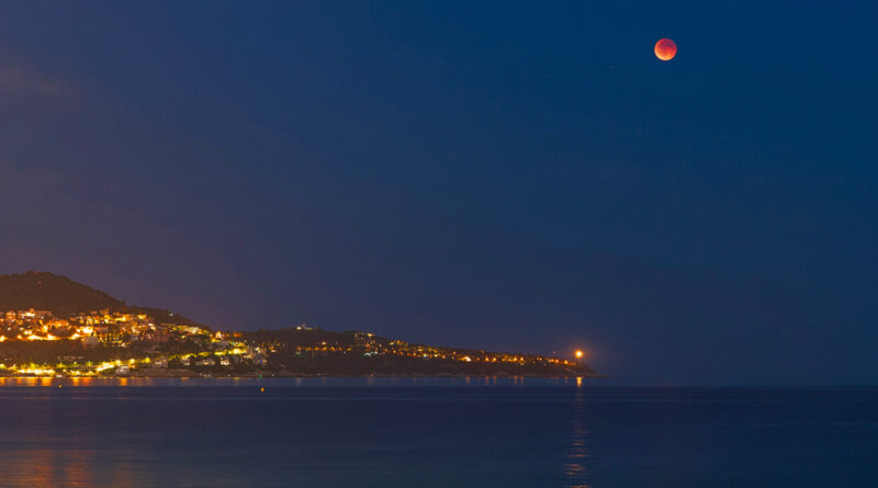 La Lune rouge se lève à l’heure bleue