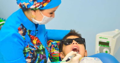 "La colle Krazy Glue peut se dilater" : cette fausse dentiste posait des facettes à la super glue pour pas cher sur les réseaux sociaux