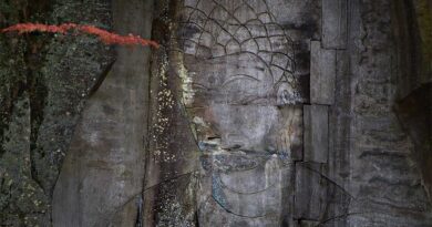 La gravure rupestre du bodhisattva Maitreya