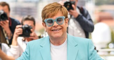 La santé d'Elton John au plus mal ? Des photos du chanteur sur son lit d'hôpital inquiètent