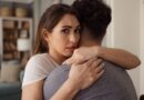 La solitude masculine explose : qu’est-ce que le 'mankeeping', qui transforme les femmes en thérapeutes ? - RTBF Actus