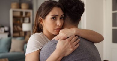 La solitude masculine explose : qu’est-ce que le 'mankeeping', qui transforme les femmes en thérapeutes ? - RTBF Actus