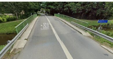 La voiture percute une barrière et se retrouve en équilibre au-dessus du canal de Nantes à Brest