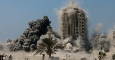 L'armée israélienne frappe une tour dans la ville de Gaza, au 700e jour de la guerre