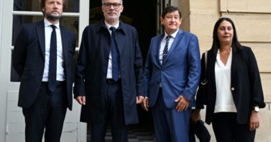 Le Parti socialiste se place un peu plus au centre du jeu de l'après-Bayrou
