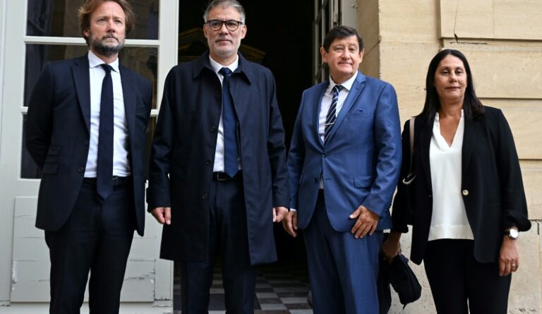 Le Parti socialiste se place un peu plus au centre du jeu de l'après-Bayrou