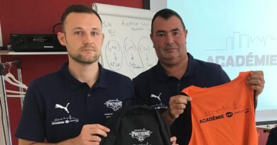 Le Poitiers Basket 86 rebaptise son centre de formation "Académie Vyv Ambulance" dans le cadre d'une opération de naming - ici