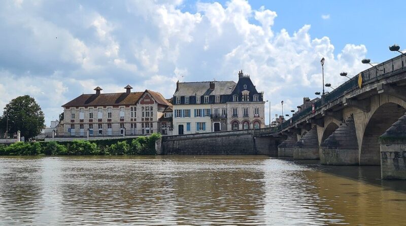 Le beach tennis se développe à Joigny annonce Yann Chandivert, le directeur sportif de l'US Joigny Tennis - ici