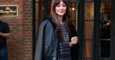 Le blouson aviateur, l’allié décontracté de Marion Cotillard pour twister un look de soirée - Elle