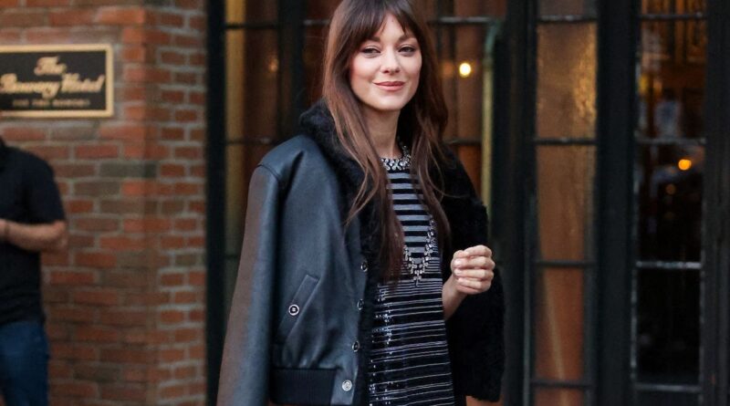 Le blouson aviateur, l’allié décontracté de Marion Cotillard pour twister un look de soirée - Elle