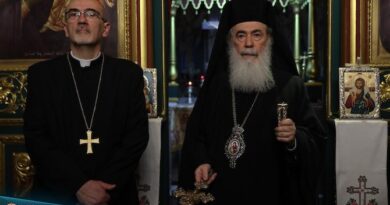 Le cardinal Pierbattista Pizzaballa, patriarche latin de J&eacute;rusalem (&agrave; gauche), et le patriarche Th&eacute;ophile III de l'&Eacute;glise orthodoxe grecque (&agrave; droite), &agrave; Gaza, le 22 juillet 2025