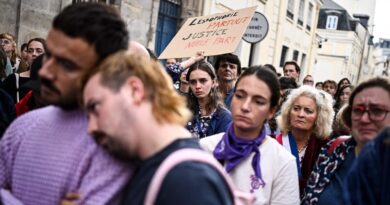 «L’école a suicidé Caroline» : devant le ministère de l’Education nationale, colère et tristesse lors d’un hommage à Caroline Grandjean