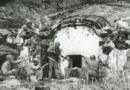Des soldats armés de fusils entourent un caveau traditionnel d
