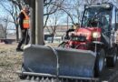 Un tracteur nettoie un trottoir avec des jets d'eau dans l'arrondissement de Ville-Marie, à Montréal.