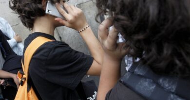 « Les élèves méritent mieux que l’interdiction de leur portable au collège »