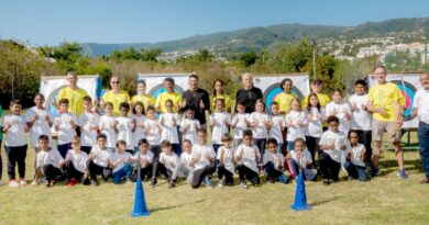 Les marmailles de 1000 Sourires découvrent le tir à l’arc aux côtés de Moustache Kréol