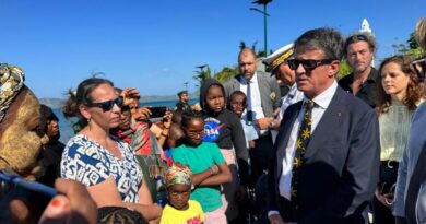 Les parents d'élèves d'Hagnoundrou interpellent le ministre de l'Outremer lors de sa visite de l'école