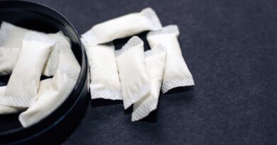 Les sachets de nicotine, produits ciblant les jeunes, seront interdits en France en 2026