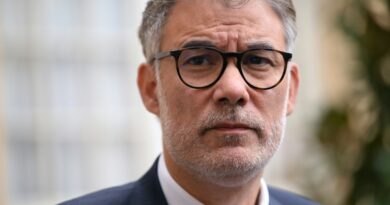 Macron nomme un proche, Sébastien Lecornu, à Matignon, un pari à haut risque