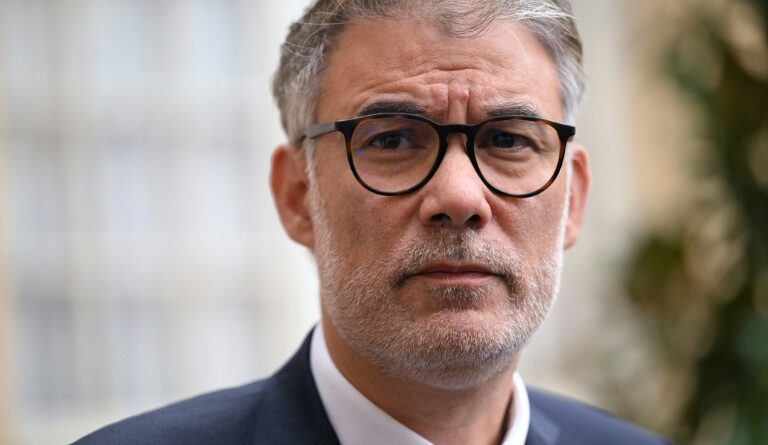 Macron nomme un proche, Sébastien Lecornu, à Matignon, un pari à haut risque
