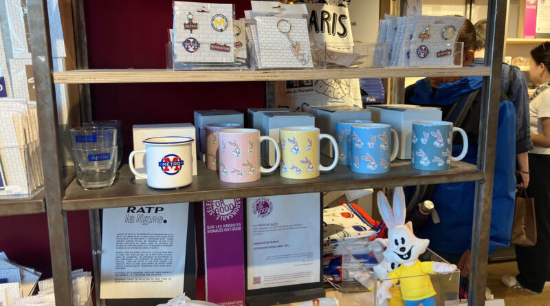 Magnets, mugs et tote bags… Le succès fou des produits souvenirs de la RATP