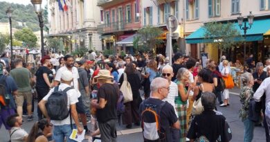 Mobilisation du 10 septembre : une centaine de personnes de gauche réunis à Nice pour un apéro "bye bye Bayrou"