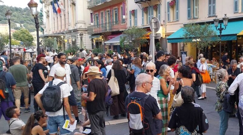 Mobilisation du 10 septembre : une centaine de personnes de gauche réunis à Nice pour un apéro "bye bye Bayrou"