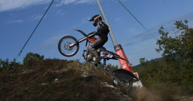 Moto : Loïc Minaudier au sommet de la montée impossible de Saint-Rome-de-Cernon