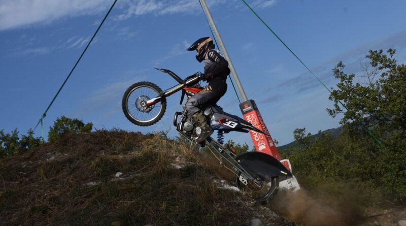 Moto : Loïc Minaudier au sommet de la montée impossible de Saint-Rome-de-Cernon