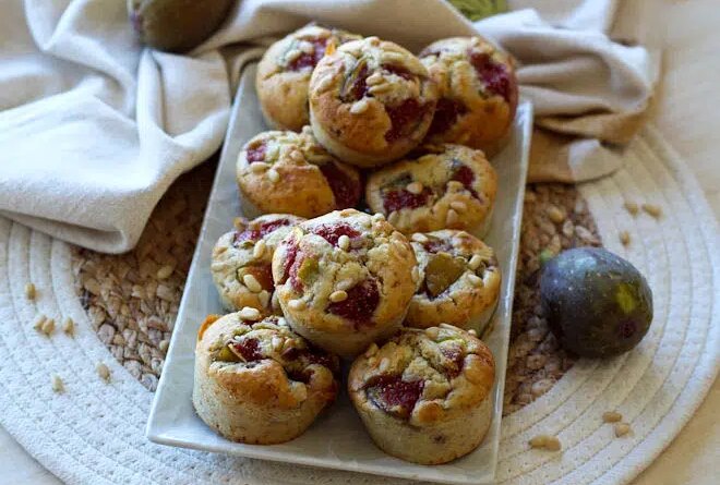 Muffins aux figues,Recette muffins figues moelleux,Muffins figues et pignons de pin,Goûter aux figues,dessert aux figues,dessert aux figues congelées,Recette facile muffins figues,Muffins aux figues du jardin,Pâtisserie avec des figues fraîches,dessert avec des figues fraîches,gâteau avec des figues fraîches,Moule 12 muffins droits Ohra Guy Demarle,Alliance figues pignons sucré,muffins figues pignons,muffins figues pignons de pin