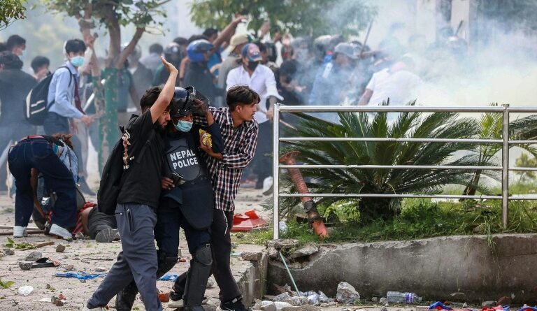 Népal: la police ouvre le feu sur une manifestation contre le blocage des réseaux sociaux: 17 morts et 400 blessés