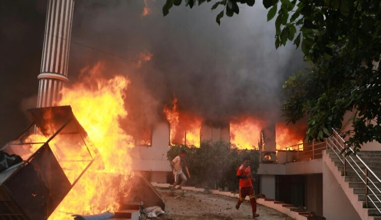 Népal: le Premier ministre démissionne face à la colère de la rue, le Parlement en feu