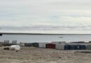 Les maisons préfabriquées le long du rivage à Cambridge Bay.