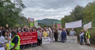 "Notre vallée n’est pas la poubelle du littoral": une centaine d’habitants ont manifesté contre l’extension d’un site de stockage des déchets à Entrevaux