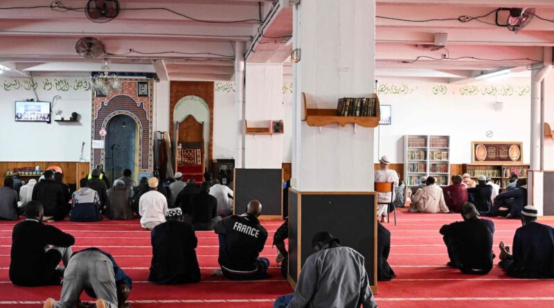 «On est restés sans voix» : à Paris et Montrouge, l’indignation devant les mosquées où ont été retrouvées des têtes de cochons